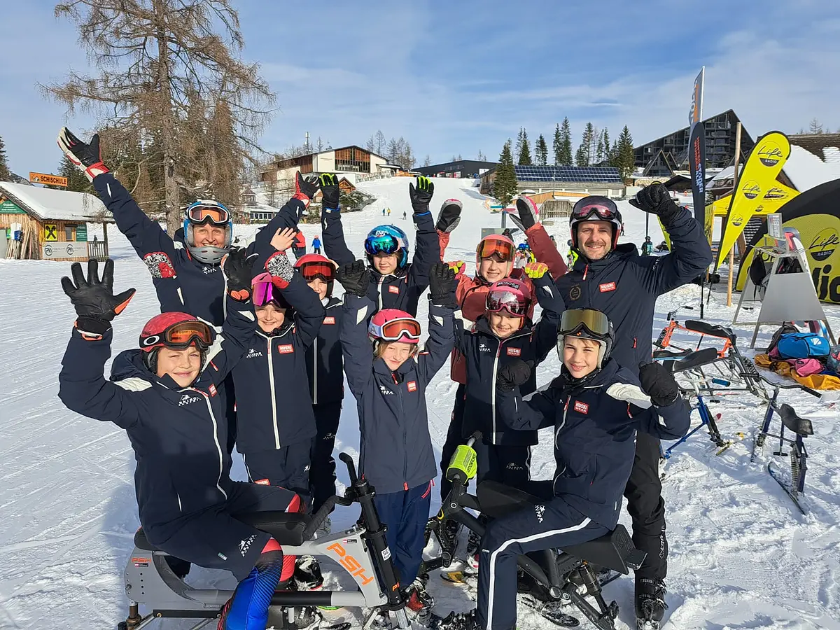 Kinder und Erwachsene freuen sich gemeinsam nach dem Schibobtraining
